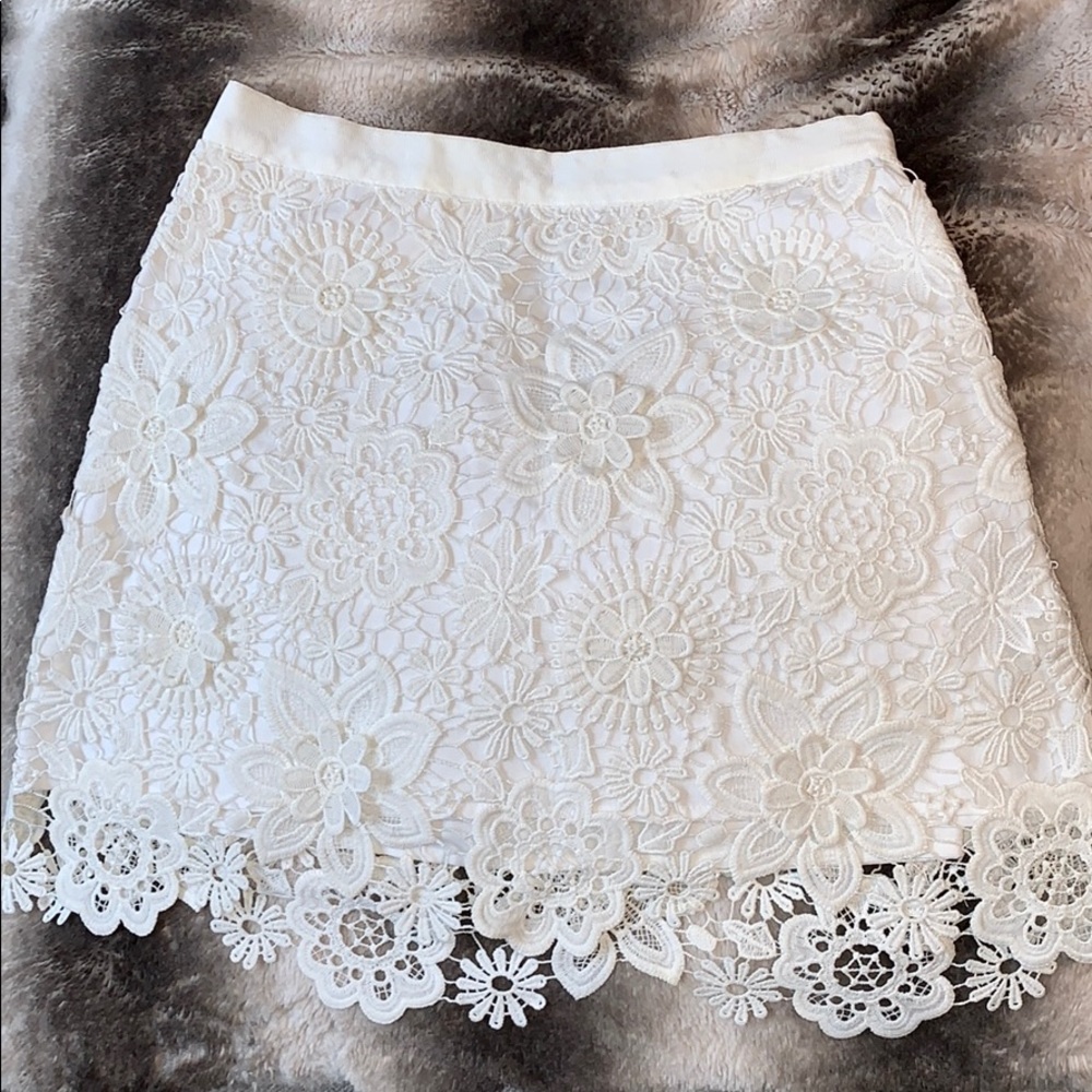 TOPSHOP: White flowered skirt
